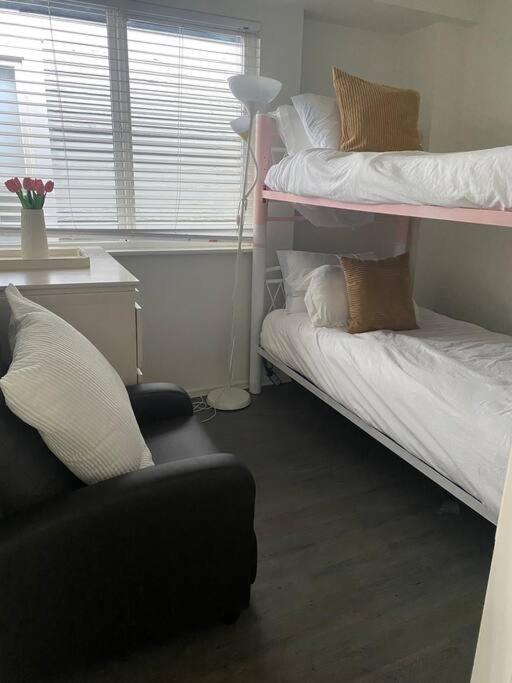 4 Bedroom Upper Level Kits Home Ванкувър Екстериор снимка